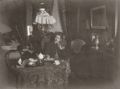 351635 Portret van fotofraaf Francis Kramer in de woonkamer van zijn huis (Biltstraat 99) te Utrecht.